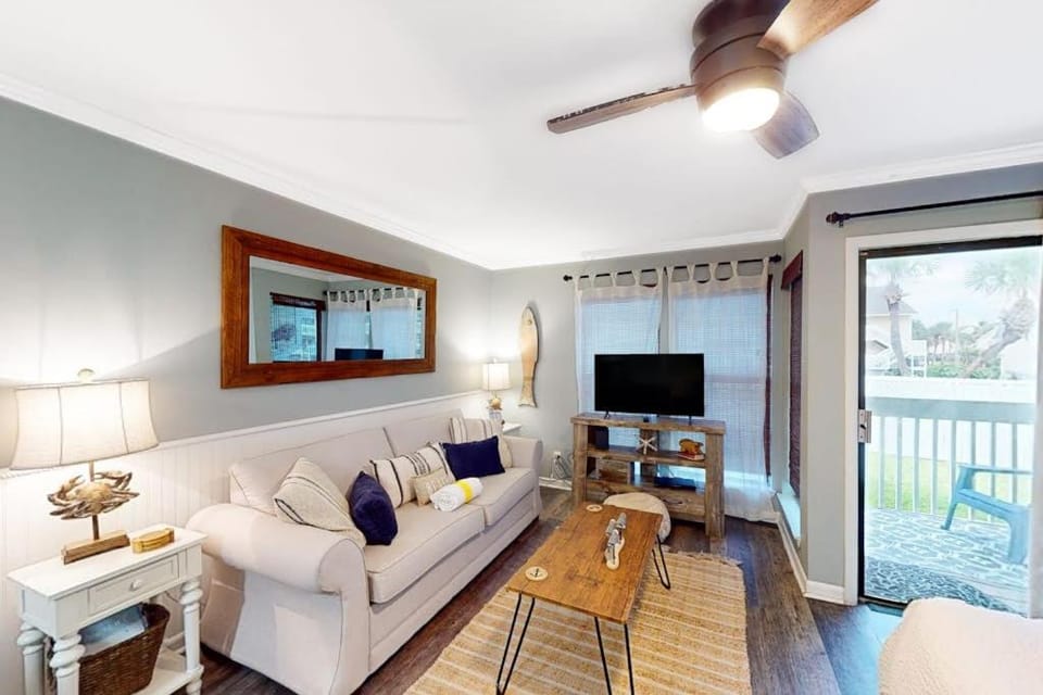 Dog-friendly charming beach condo with pool hot tub sauna deck & water access Apartment in Destin