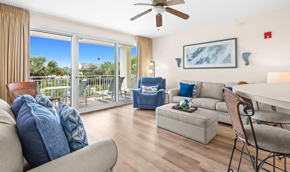 Gorgeous 2nd-floor condo with W&D resort style pool gym and beach access House in Destin