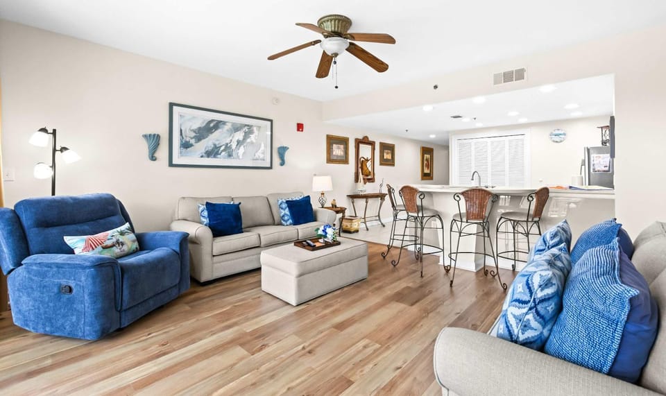 Gorgeous 2nd-floor condo with W&D resort style pool gym and beach access House in Destin