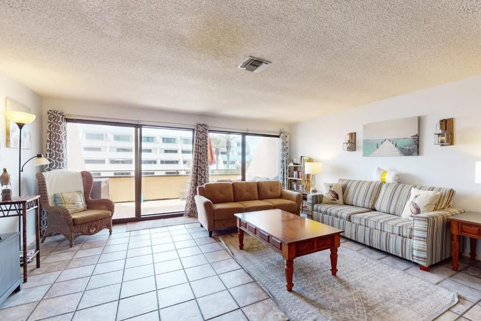 Updated Beachfront All-Suite Escape w Pool Tennis - Near Dining & Shopping House in Destin