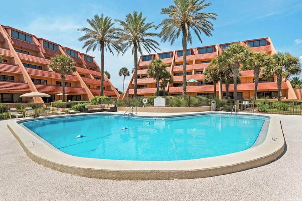 Updated Beachfront All-Suite Escape w Pool Tennis - Near Dining & Shopping House in Destin