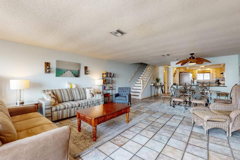 Updated Beachfront All-Suite Escape w Pool Tennis - Near Dining & Shopping House in Destin