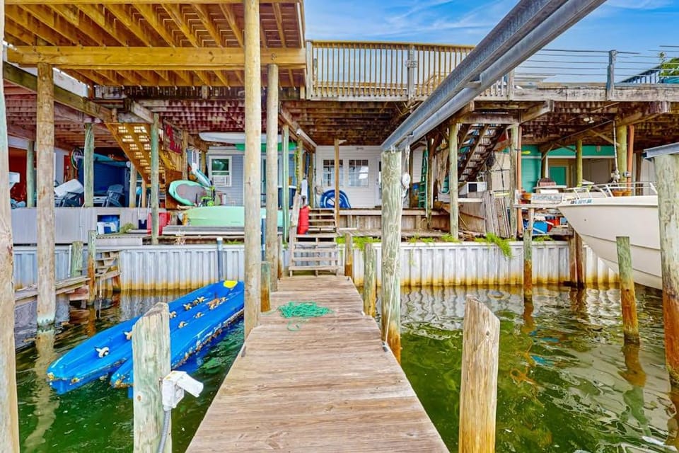 Dog Friendly waterfront townhome with balcony and wifi House in Destin