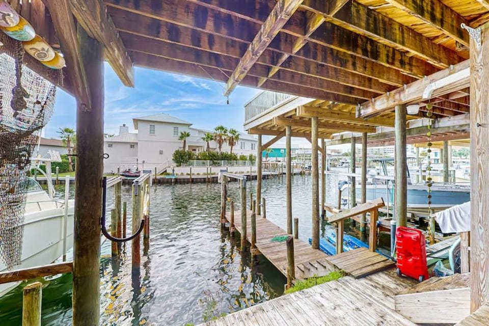 Dog Friendly waterfront townhome with balcony and wifi House in Destin