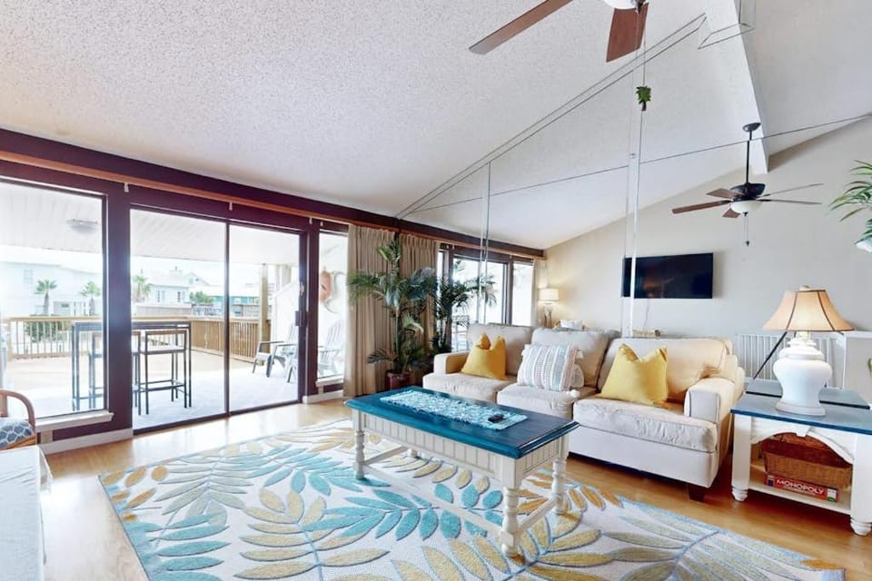 Dog Friendly waterfront townhome with balcony and wifi House in Destin