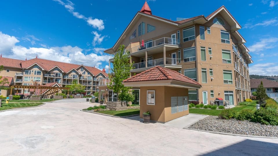 Downtown Pool View 2 Bdrm 449 On The Lake Apartment in Kelowna
