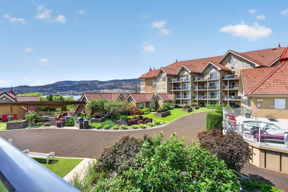 Downtown Pool View 2 Bdrm 449 On The Lake Apartment in Kelowna