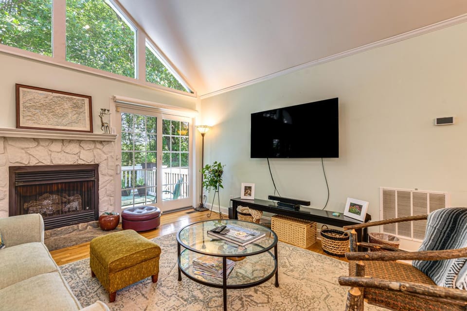 2 Mi to Dtwn Waynesville! Mtn-View Home w/ Deck House in Waynesville