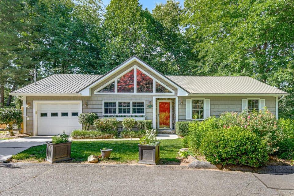 2 Mi to Dtwn Waynesville! Mtn-View Home w/ Deck House in Waynesville