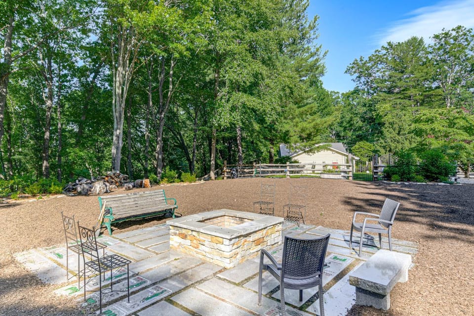 2 Mi to Dtwn Waynesville! Mtn-View Home w/ Deck House in Waynesville