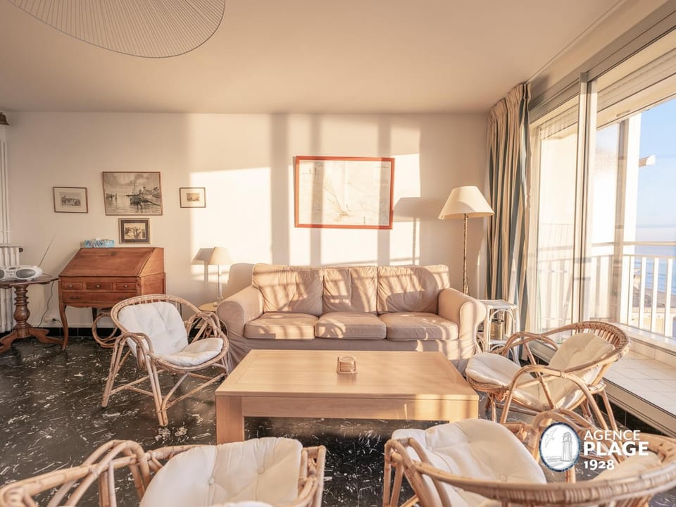 Appartement spacieux face mer avec balcon, proche du centre et commerces - FR-1-197-170 Apartment in Les Sables-d'Olonne