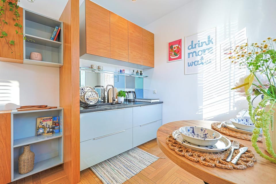 Coffee/tea facilities, Kitchen or kitchenette, Dining area, stove