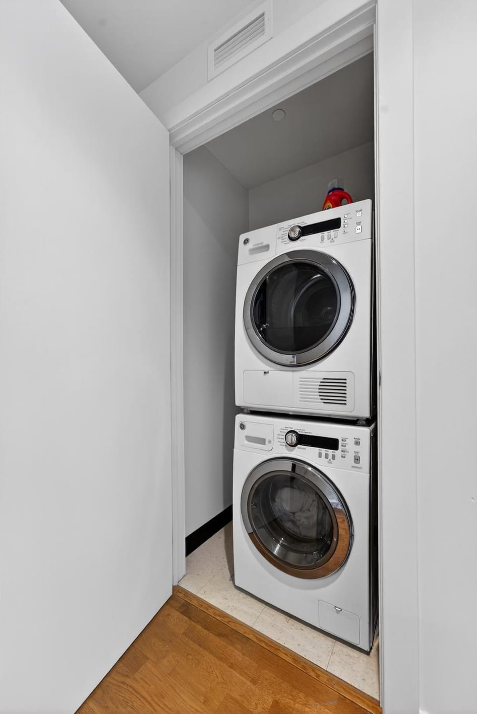 2 Bedroom Lux Apartment in Downtown Boston Tower Apartment in South Boston