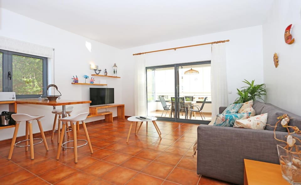 TV and multimedia, Kitchen or kitchenette, Living room, Seating area, Dining area