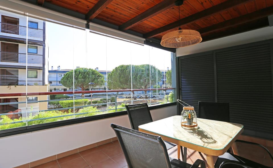 Property building, Balcony/Terrace, Living room, Seating area, Dining area