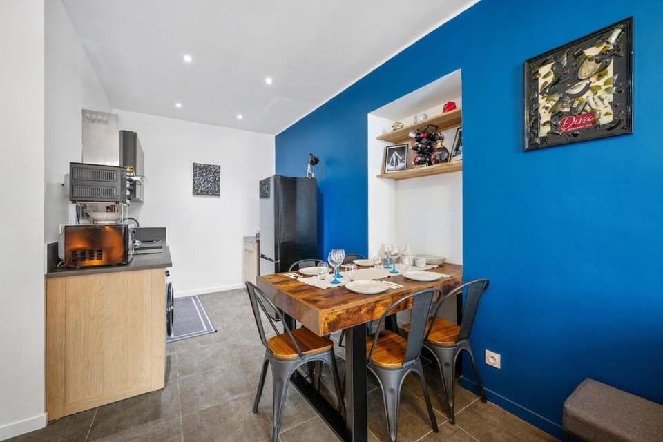 Port of Nice Sleeps 4 A C Renovated Apartment in Nice