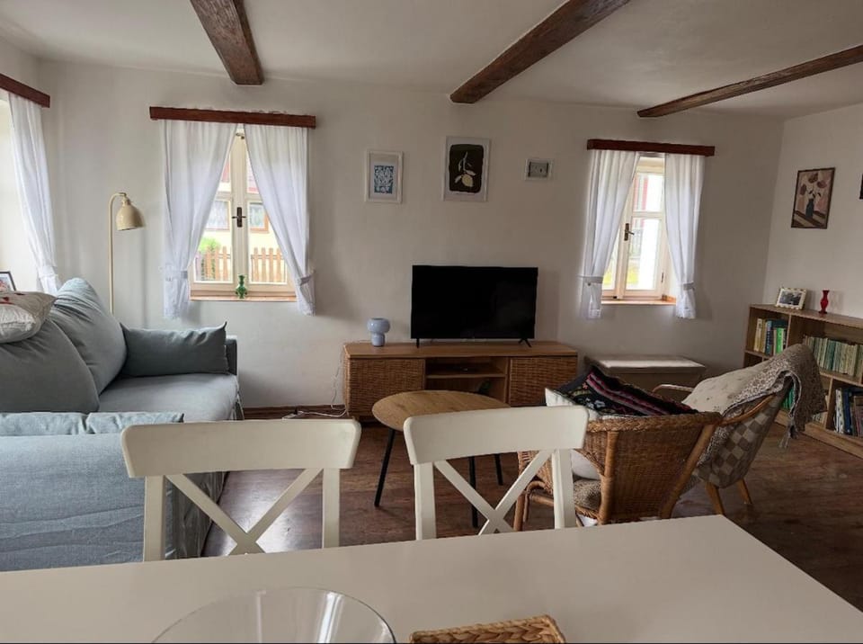 TV and multimedia, Living room, Seating area, Dining area, internet, air conditioner