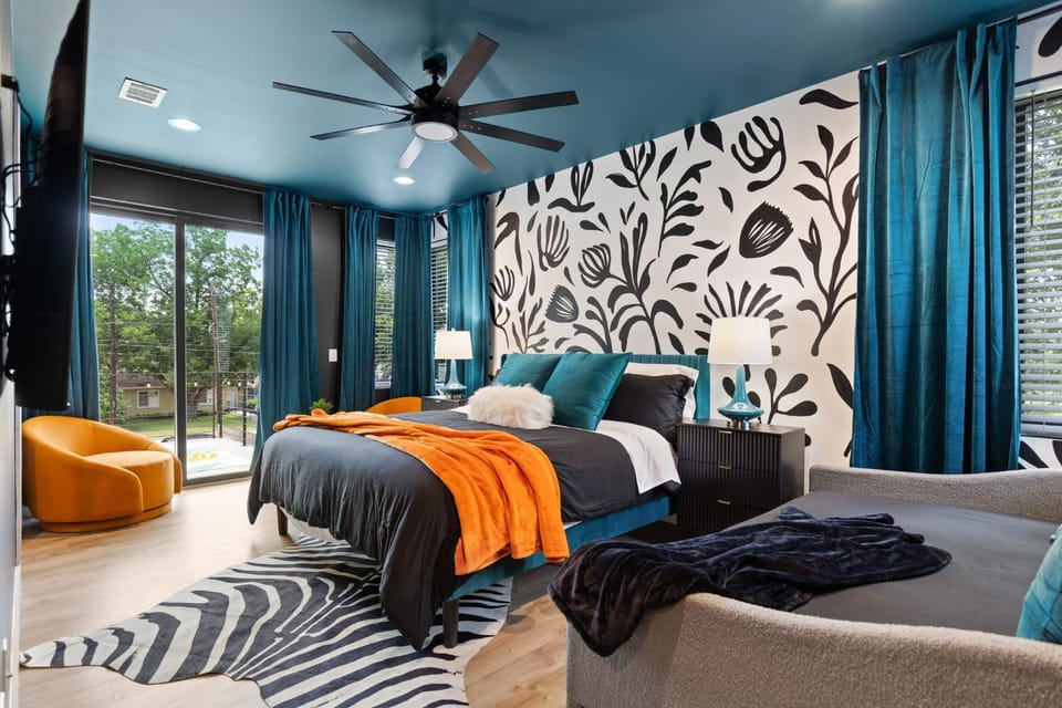 Ultimate Getaway with Cowboy Pool Fire Pit Rooftop House in Austin