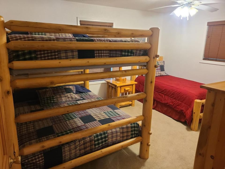 Bedroom, bunk bed