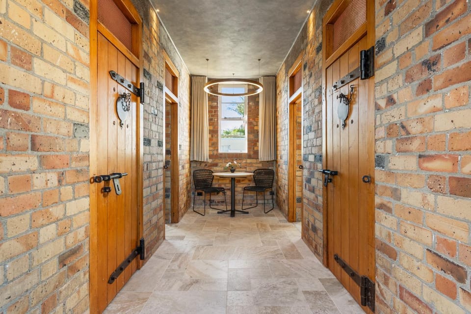 Facade/entrance, Decorative detail, Dining area