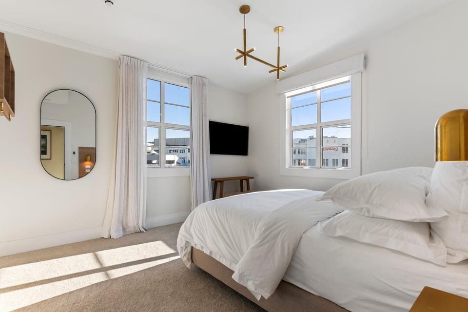 Bed, TV and multimedia, Photo of the whole room, Bedroom, heating, internet, wardrobe