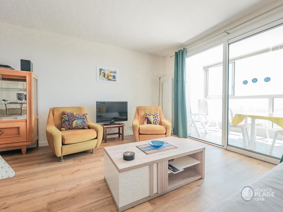 Appartement 66m² rénové, 1 chambre, vue mer, 4ème étage, fibre, 3 étoiles - FR-1-197-198 Apartment in Les Sables-d'Olonne