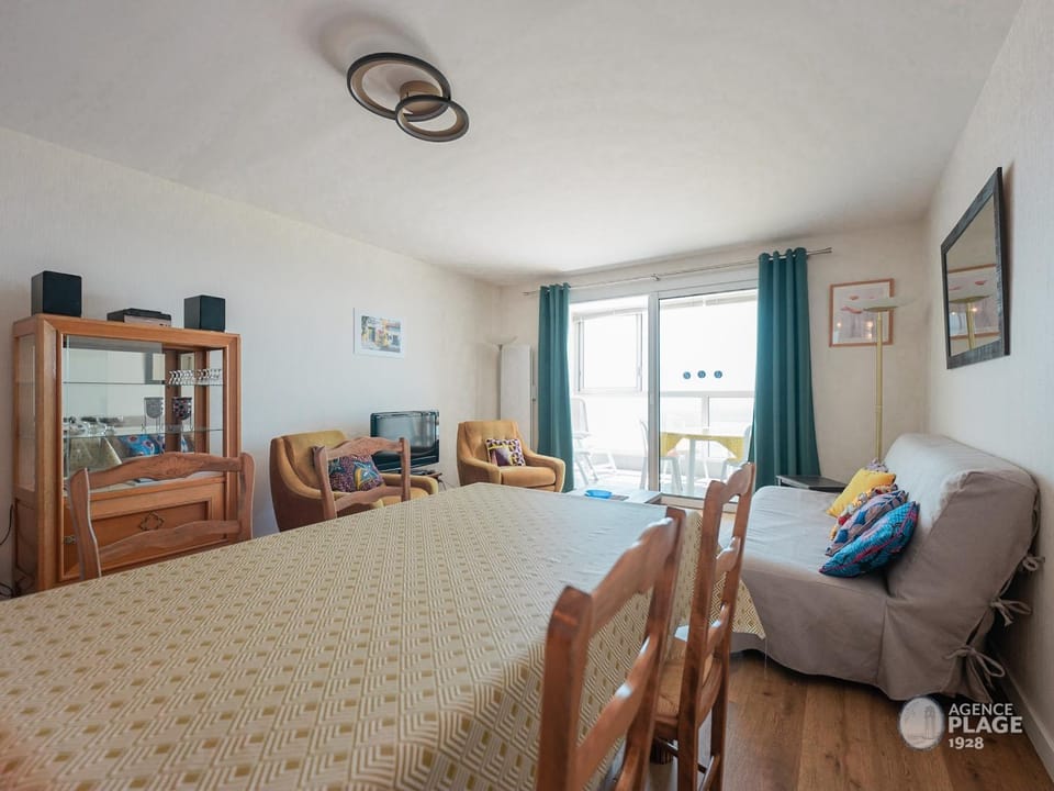 Appartement 66m² rénové, 1 chambre, vue mer, 4ème étage, fibre, 3 étoiles - FR-1-197-198 Apartment in Les Sables-d'Olonne