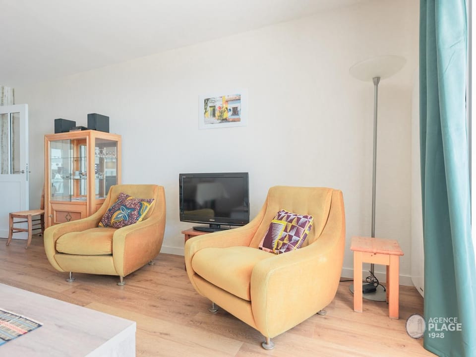 Appartement 66m² rénové, 1 chambre, vue mer, 4ème étage, fibre, 3 étoiles - FR-1-197-198 Apartment in Les Sables-d'Olonne