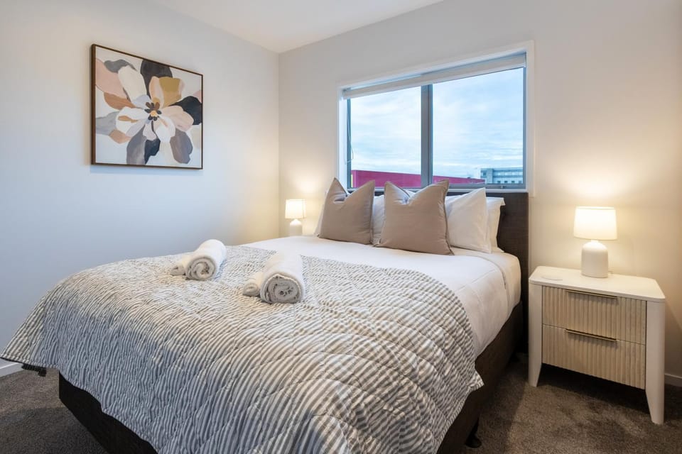 Bed, Bedroom, towels