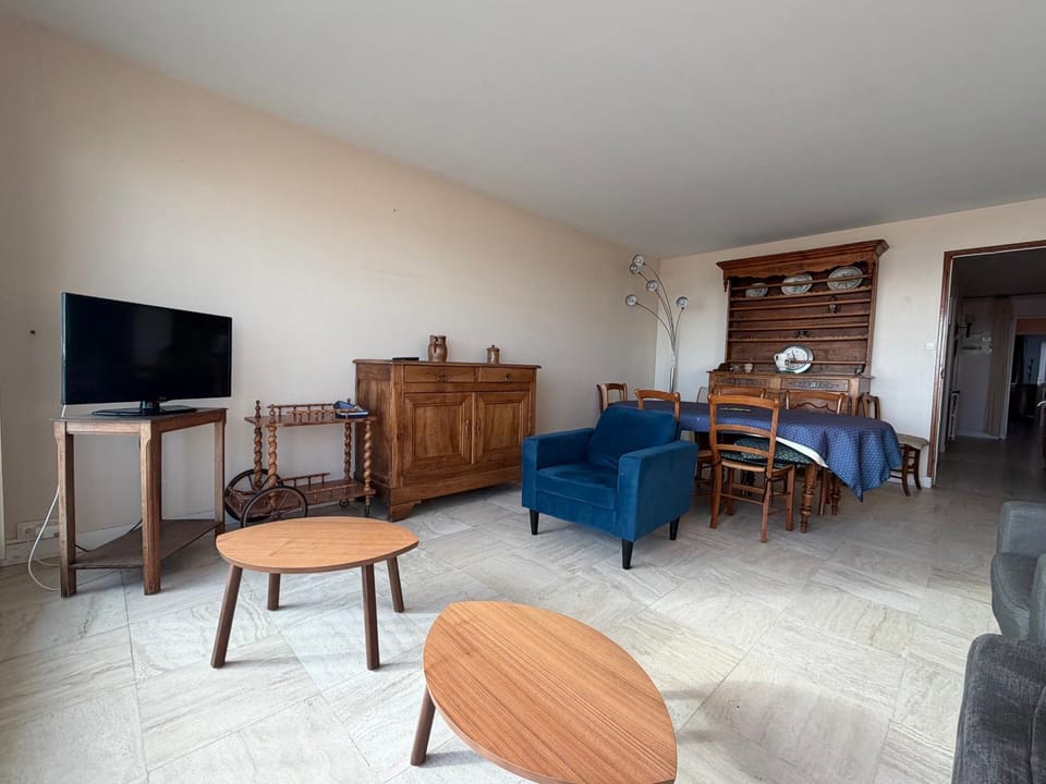 Appartement 4 pièces avec balcon face mer, proche plage et commerces, idéal famillies Apartment in Les Sables-d'Olonne