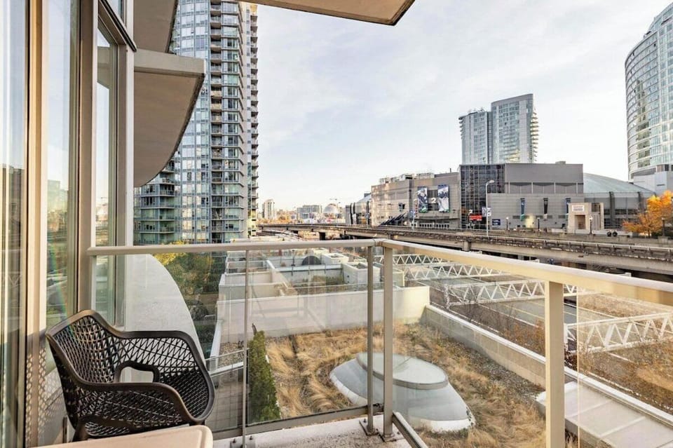 Central Vancouver Gem King Bed Sofa bed Apartment in Vancouver