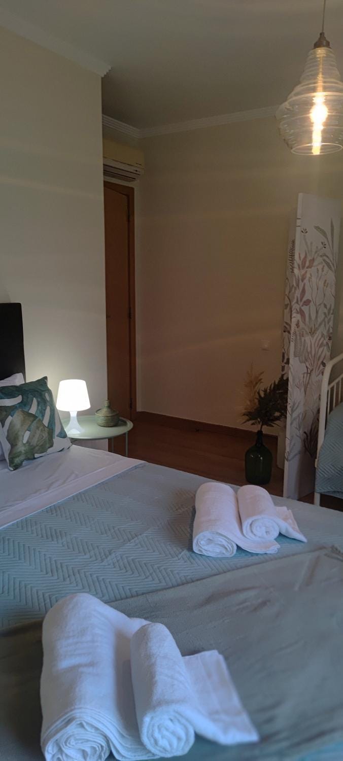Bed, Photo of the whole room, Bedroom, towels