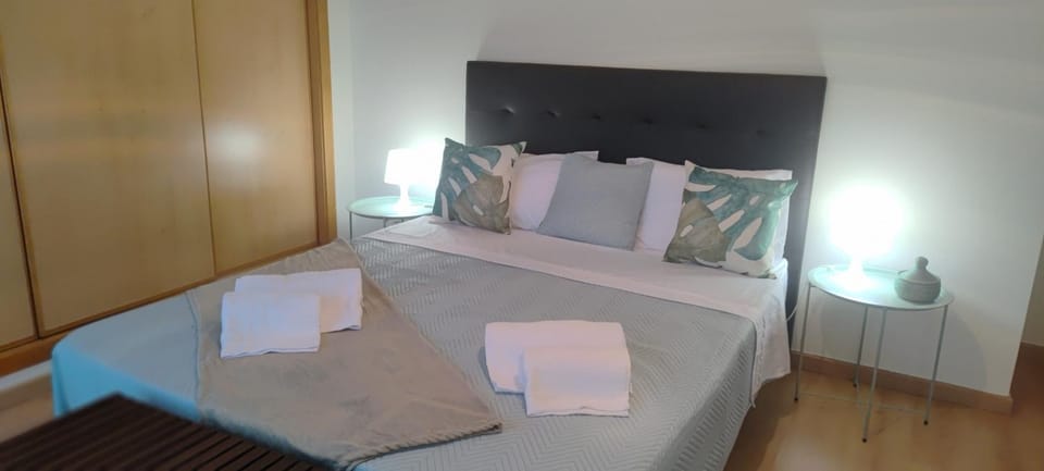 Bed, Bedroom, towels