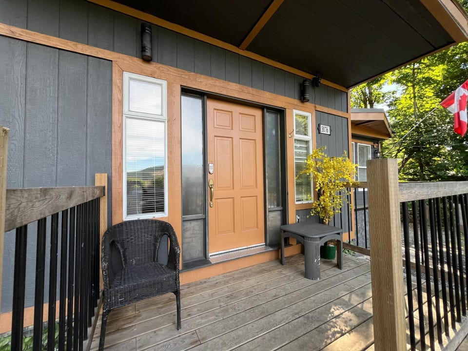 Lantzbnb front view House in Vancouver Island