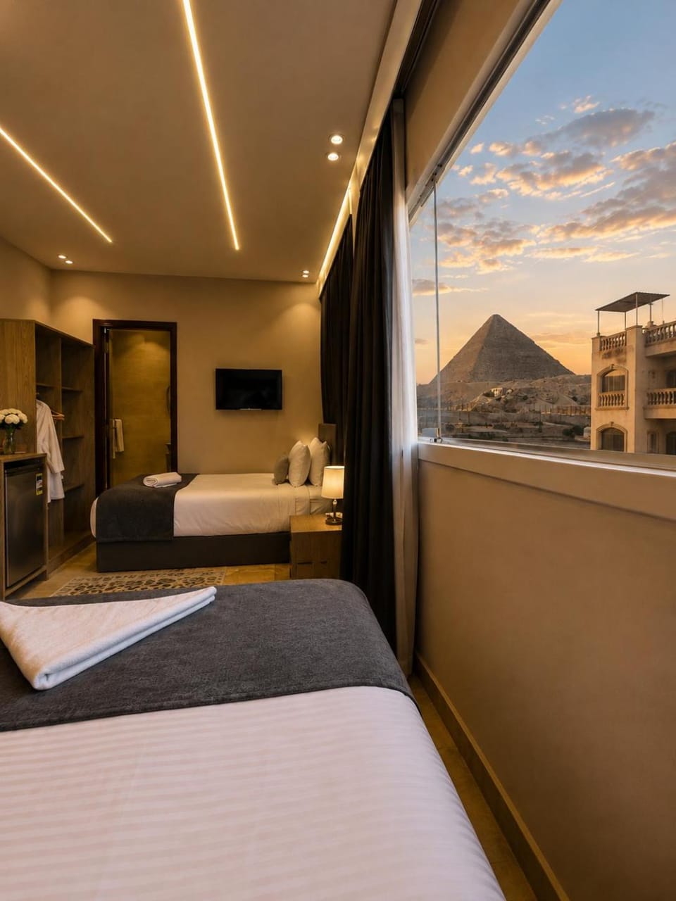 Communal lounge/ TV room, Bed, Natural landscape, TV and multimedia, Photo of the whole room, Evening entertainment, Bedroom, Mountain view