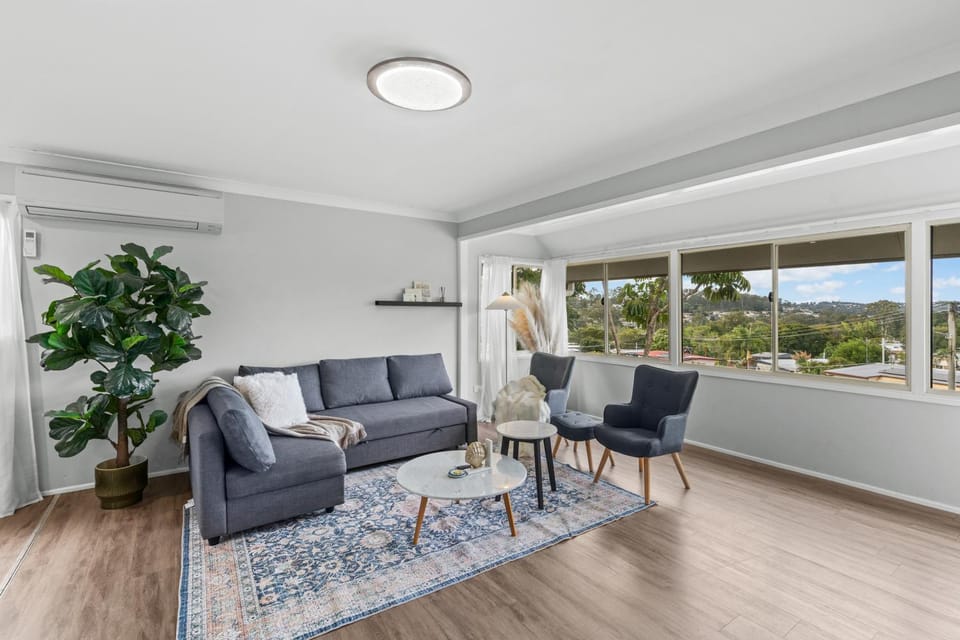 Sunlit 3BR Upstairs Living at Woodridge Villa in Brisbane