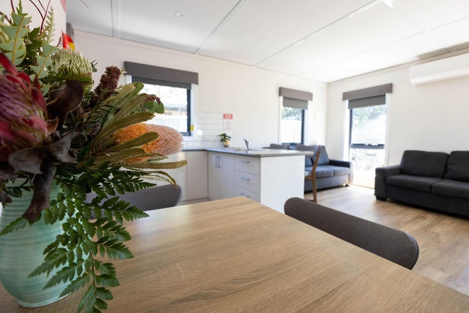 Beaufort Lake Caravan Park Campground/ 
RV Resort in Victoria