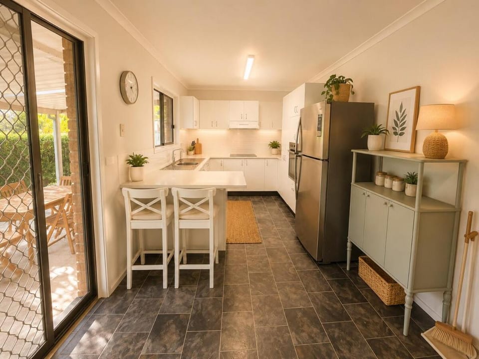Spacious Home with Large Green Space Near Logan Hospital & Golf Resort House in Brisbane