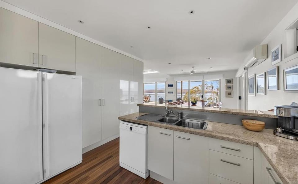 Karbeethong Views - Prestige in Mallacoota House in Mallacoota