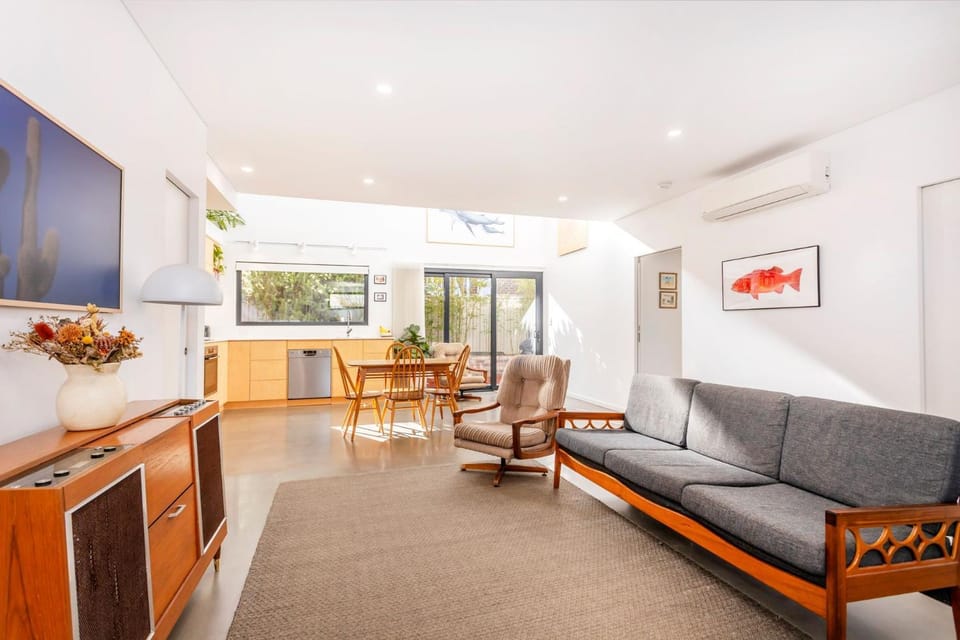 TV and multimedia, Kitchen or kitchenette, Living room, Seating area, Dining area