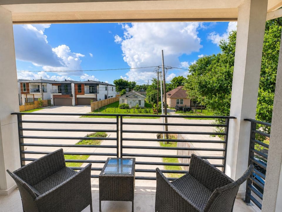 Modern 3BR Home King Suite 10 Min Downtown House in Harris County
