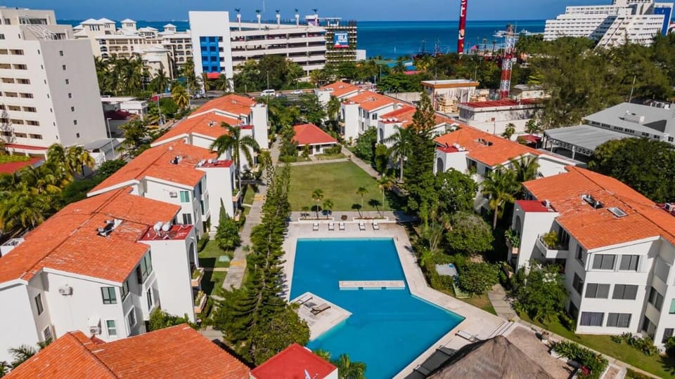 Incredible location in Hotel Zone, beautiful 3b condo Apartment in Cancun