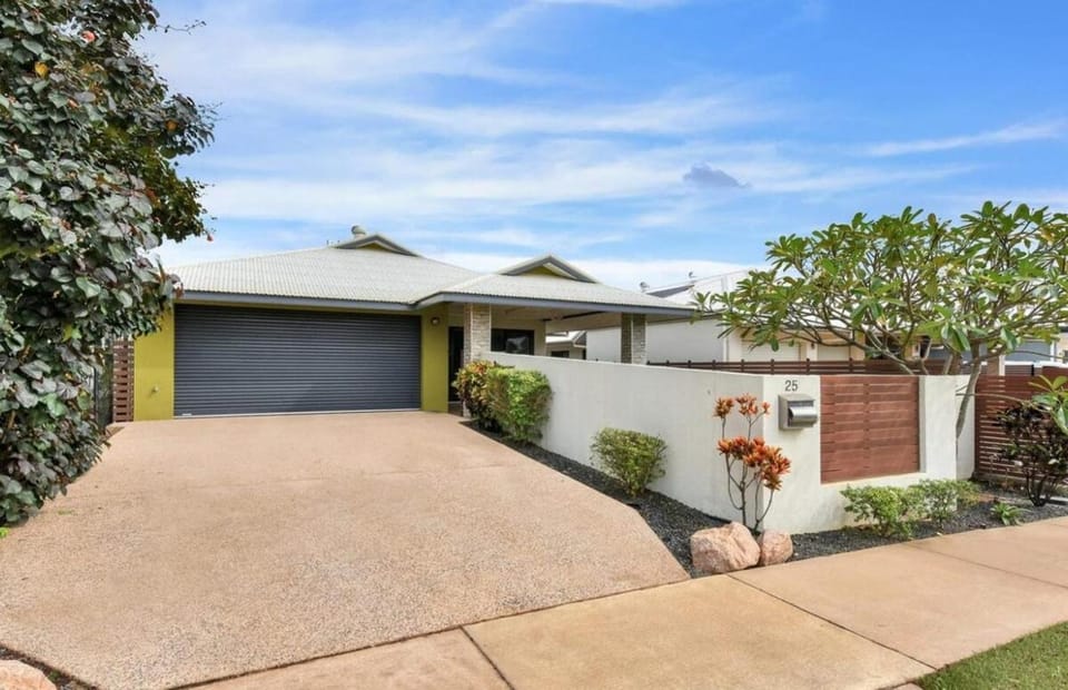 Zen Courtyard - garden - patio - garage House in Darwin