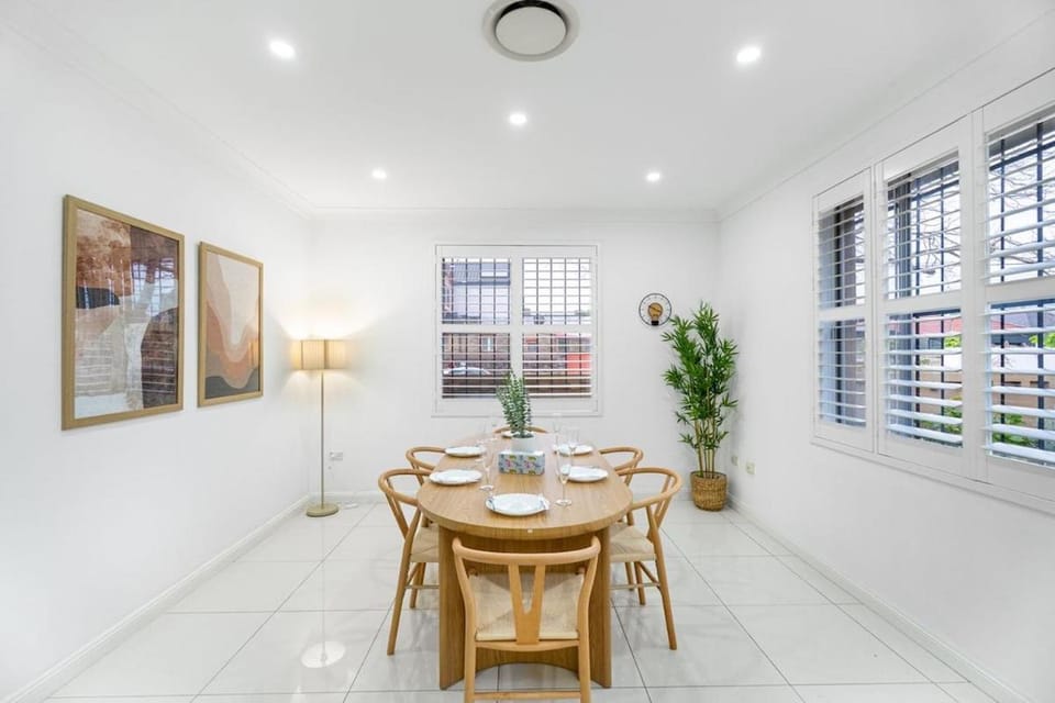 9H1 Lemon Tree 4BR Home Abnb-style With Parking In Mascot, 4 Min To Airport House in Mascot
