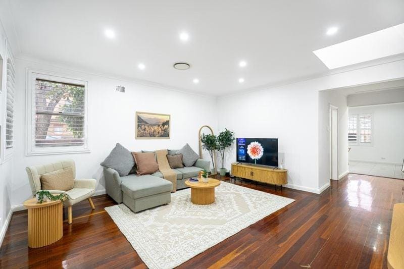 9H1 Lemon Tree 4BR Home Abnb-style With Parking In Mascot, 4 Min To Airport House in Mascot