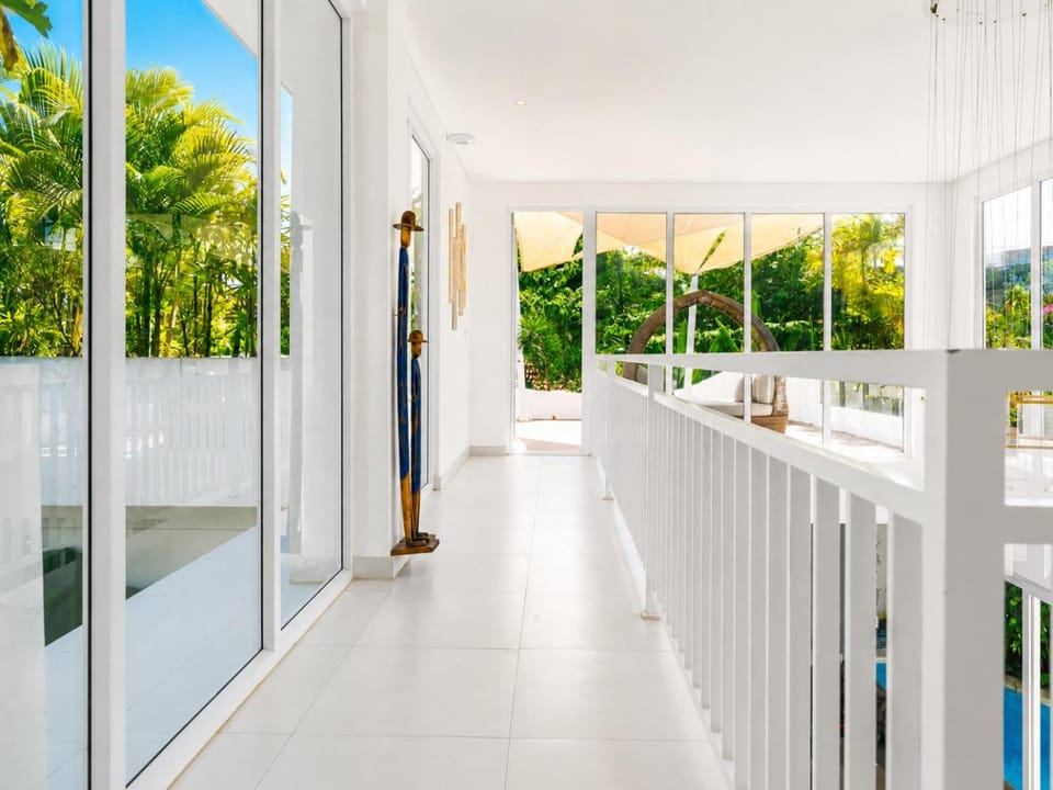 Property building, Day, Balcony/Terrace