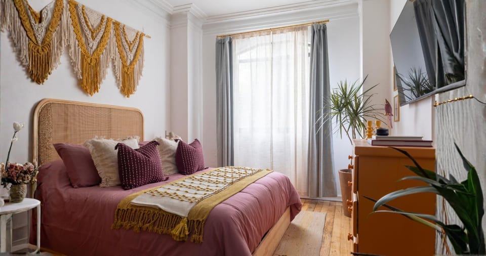 Bed, TV and multimedia, Photo of the whole room, Decorative detail, Bedroom