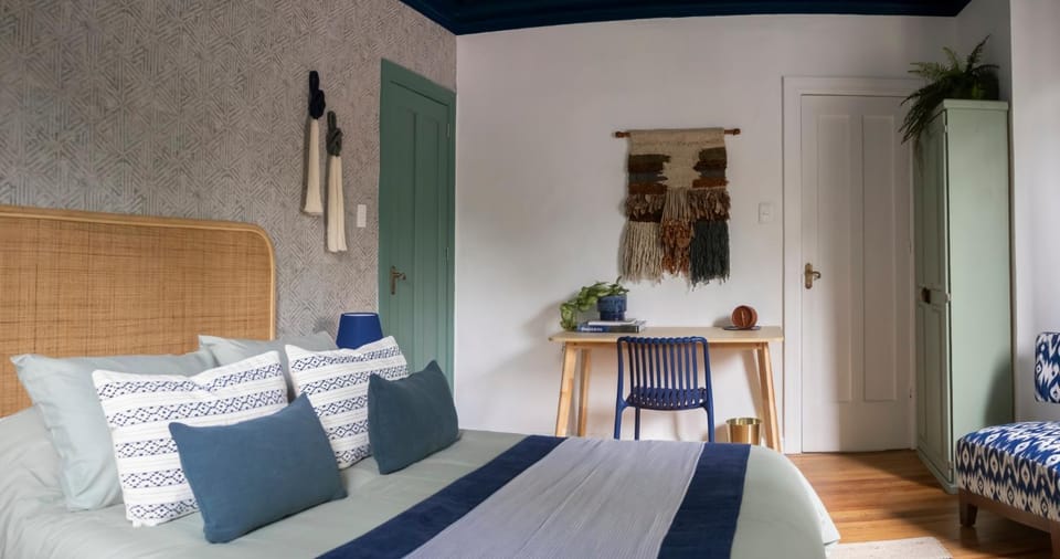 Bed, Photo of the whole room, Decorative detail, Seating area, Bedroom