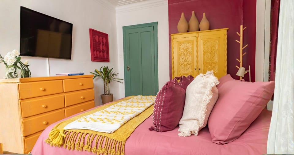 Bed, TV and multimedia, Photo of the whole room, Bedroom, wardrobe