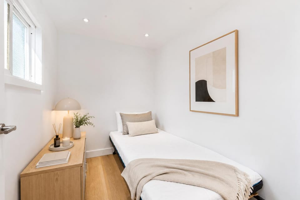 Stylish 3 Bedroom Home Near BC Place Rogers Arena and SkyTrain Apartment in Vancouver